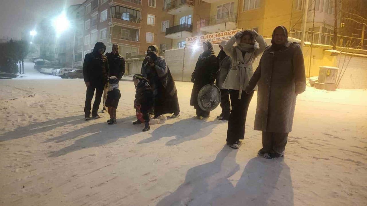 Yozgat'ta mahalle yokuşları kayak alanına döndü