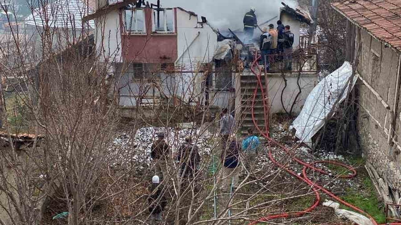 Yozgat'ta teras katında yangın: yoğun duman yükseldi