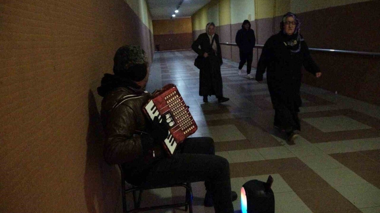 Yozgat’ta Yağmur, Soğuk Demeden Akordeonunu Çalan Ersin Aşık