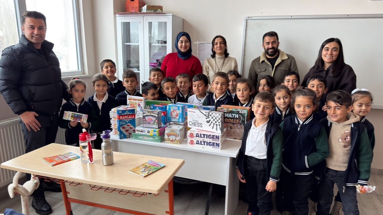Yüksekova'da 16 okula 440 akıl ve zekâ oyunu ile kırtasiye desteği