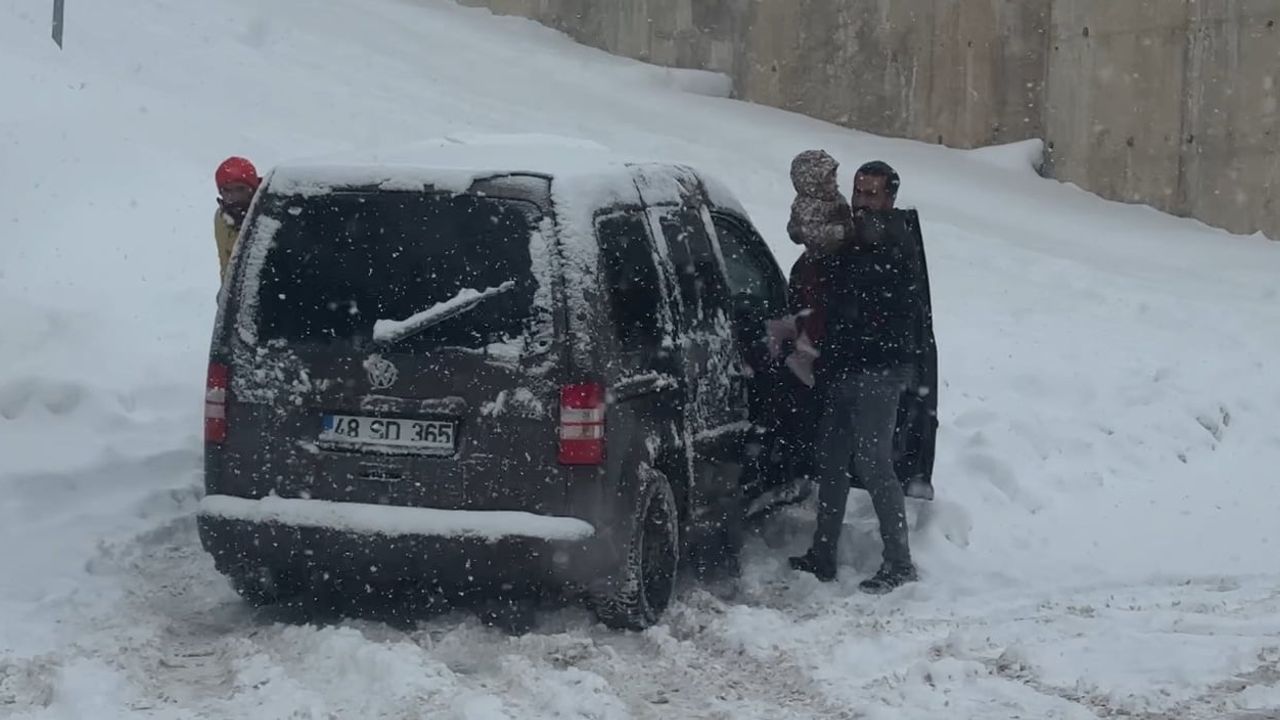 Yüksekova'da beyaz esaret: araçlar yolda bırakıldı, vatandaşlar yürüdü