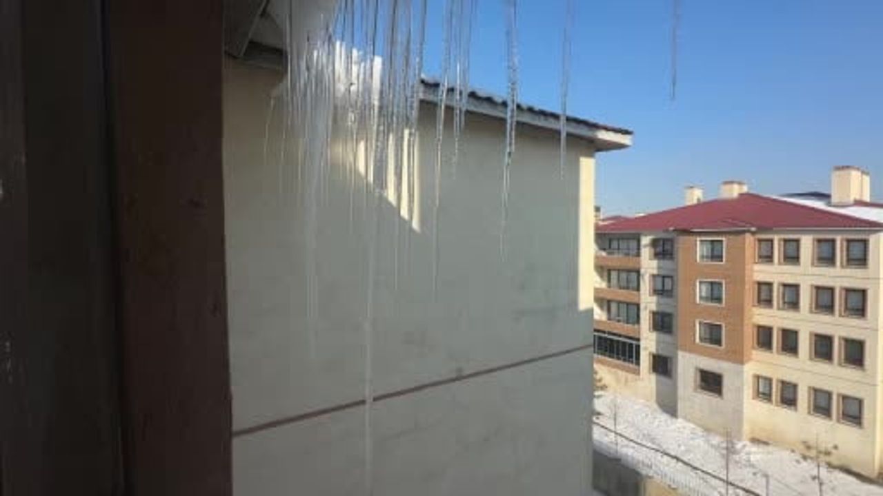 Yüksekova'da buz sarkıtları 2 metreyi aştı