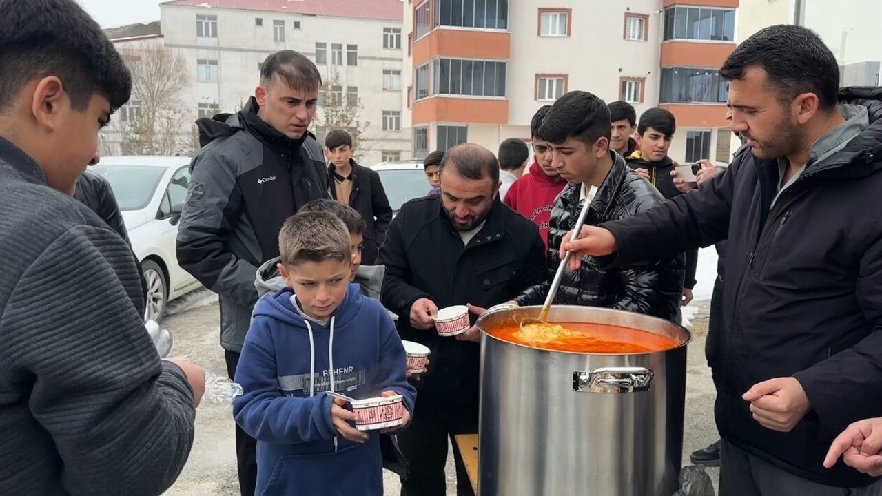 Yüksekova'da Cuma Namazı Sonrası Keledoş İkramı