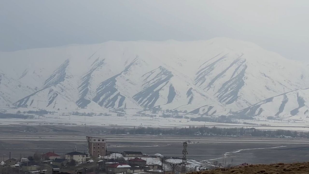 Yüksekova’da dağlar karla kaplandı