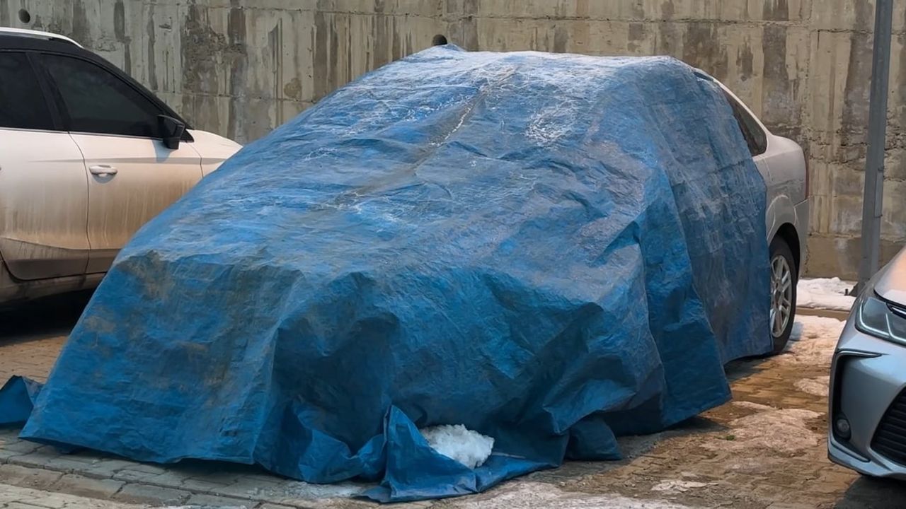 Yüksekova'da dondurucu soğuklar: Araçlar battaniye ve branda ile korunuyor