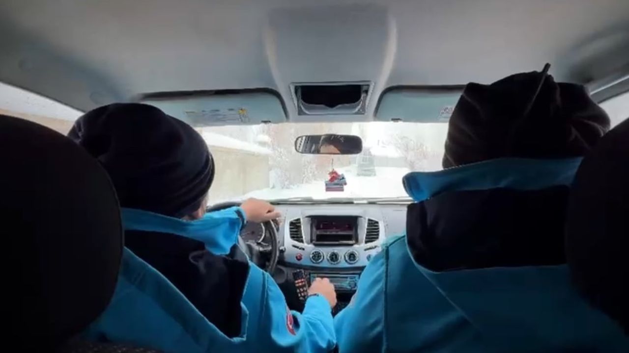 Yüksekova’da kar engelini aşıp 76 yaşındaki KOAH hastasını hastaneye ulaştırdılar