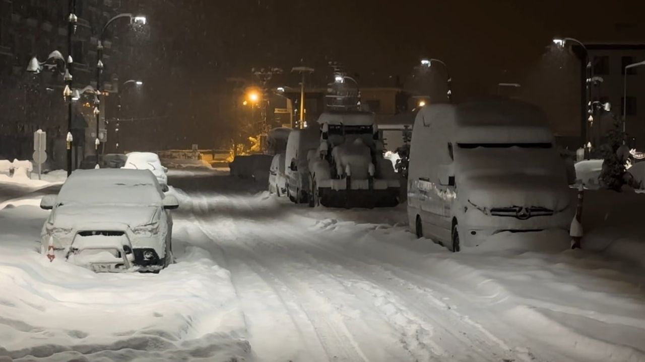 Yüksekova'da kar kalınlığı 40 cm'yi aştı: Araçlar ve tek katlı evler kara gömüldü