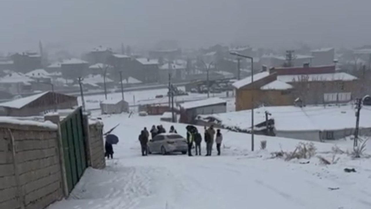 Yüksekova'da kar ve buzlanma kazalara yol açtı — 4 araçta maddi hasar