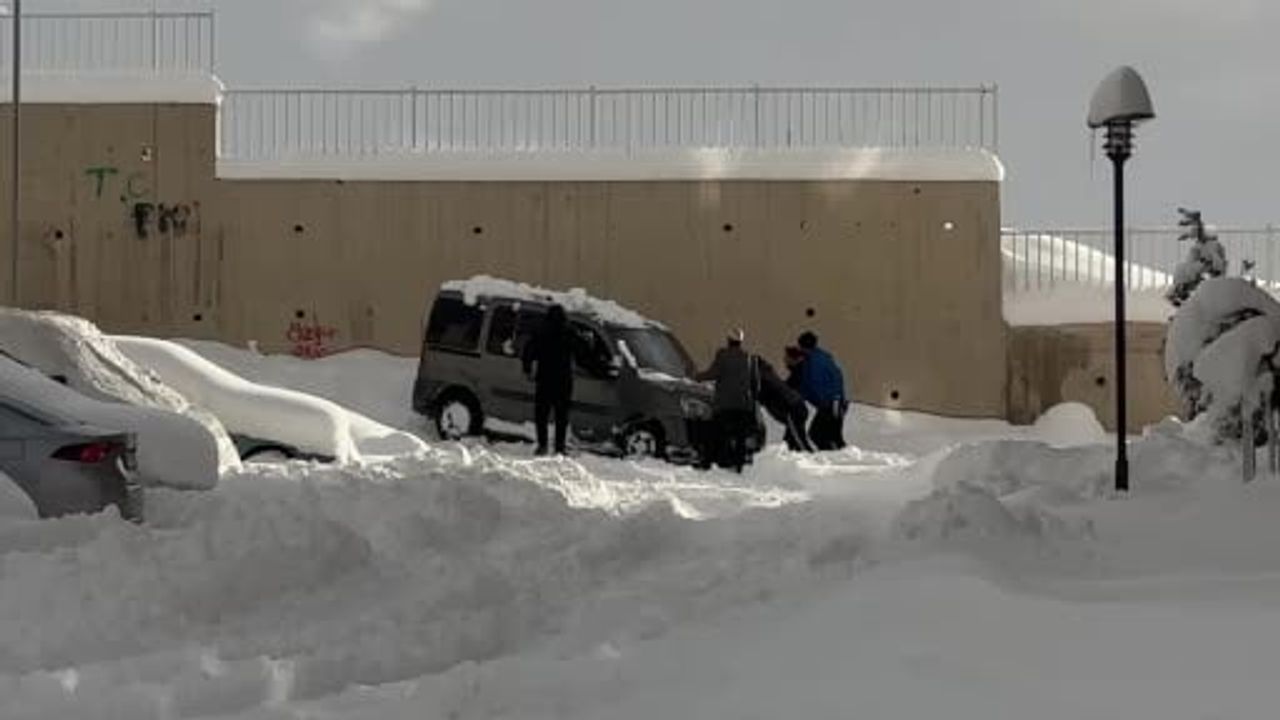 Yüksekova'da kara saplanan araç vatandaşların yardımıyla kurtarıldı