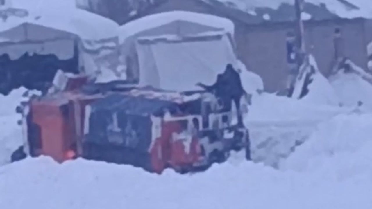 Yüksekova'da karla mücadele aracı devrildi