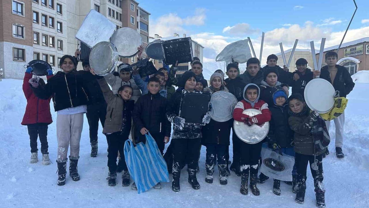 Yüksekova’da mahalle yolu çocukların kaydığı piste dönüştü