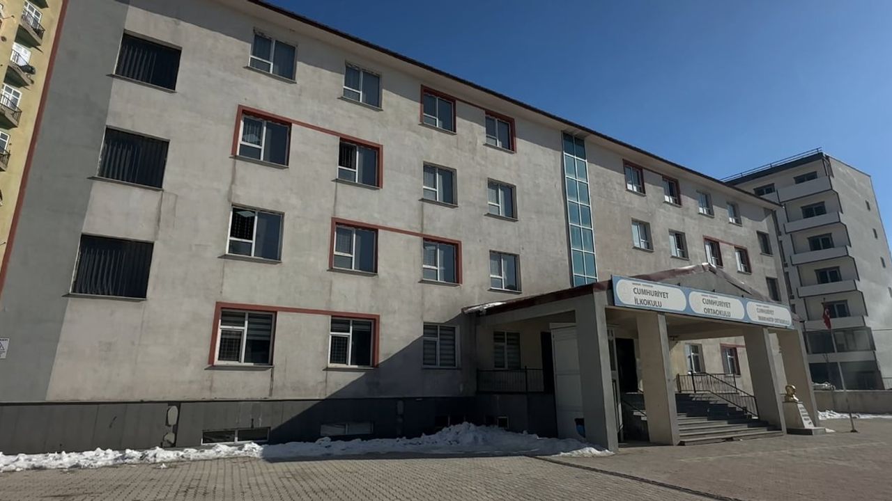 Yüksekova’da okul pencereleri çelik güvenlikle güvence altına alındı