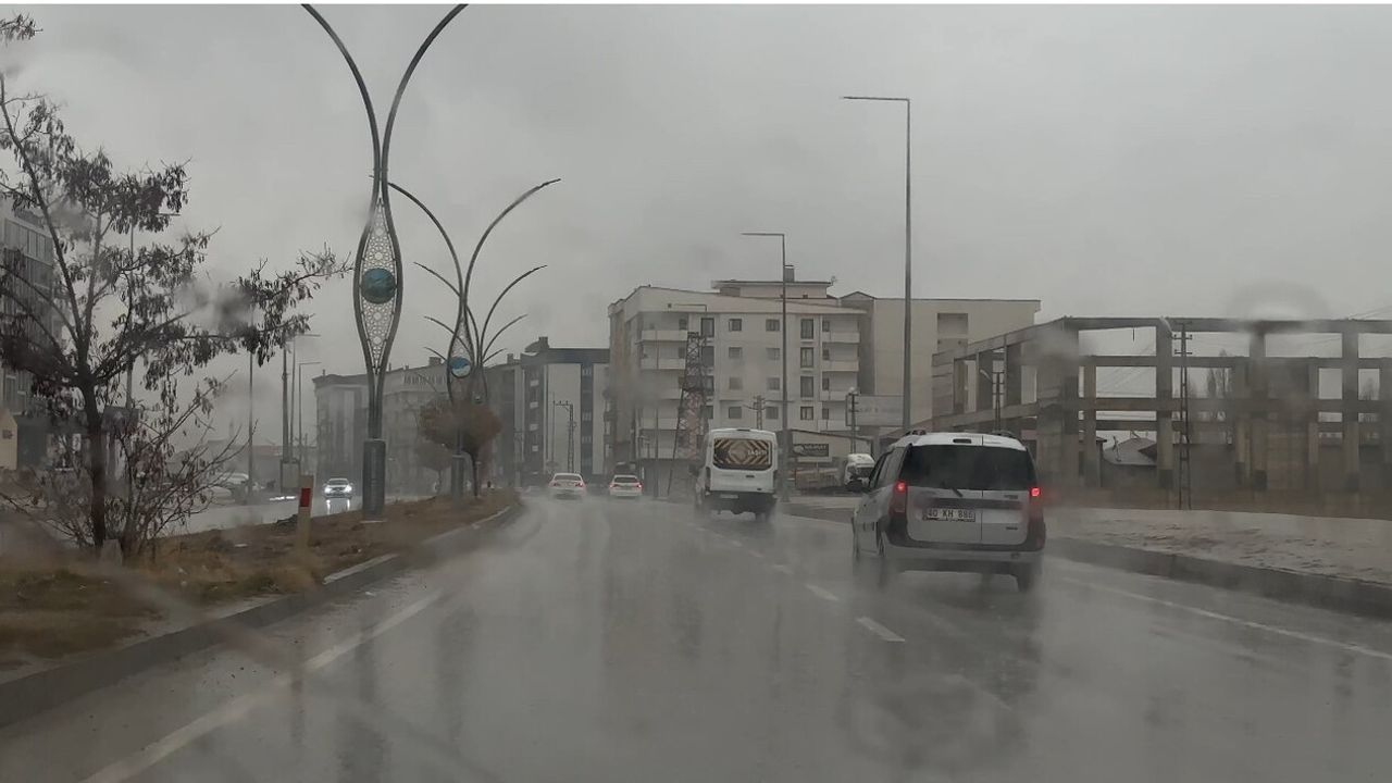 Yüksekova'da sağanak uçak seferlerini iptal ettirdi