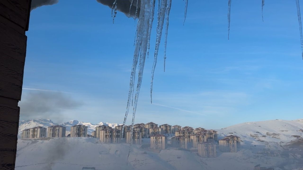 Yüksekova'da şiddetli soğuk: Çatılarda 3 metreyi aşan buz sarkıtları