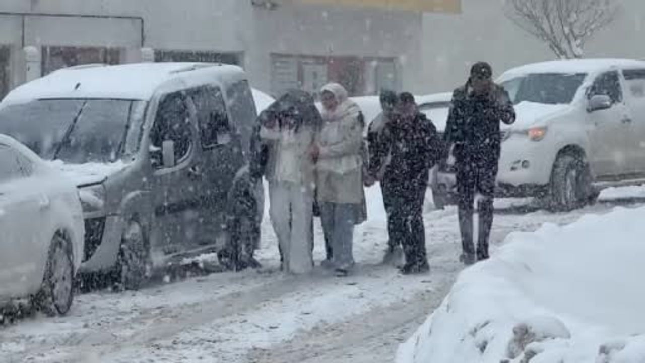 Yüksekova’da tipi ulaşımı durdurdu: Yollar kapandı, onlarca araç mahsur kaldı