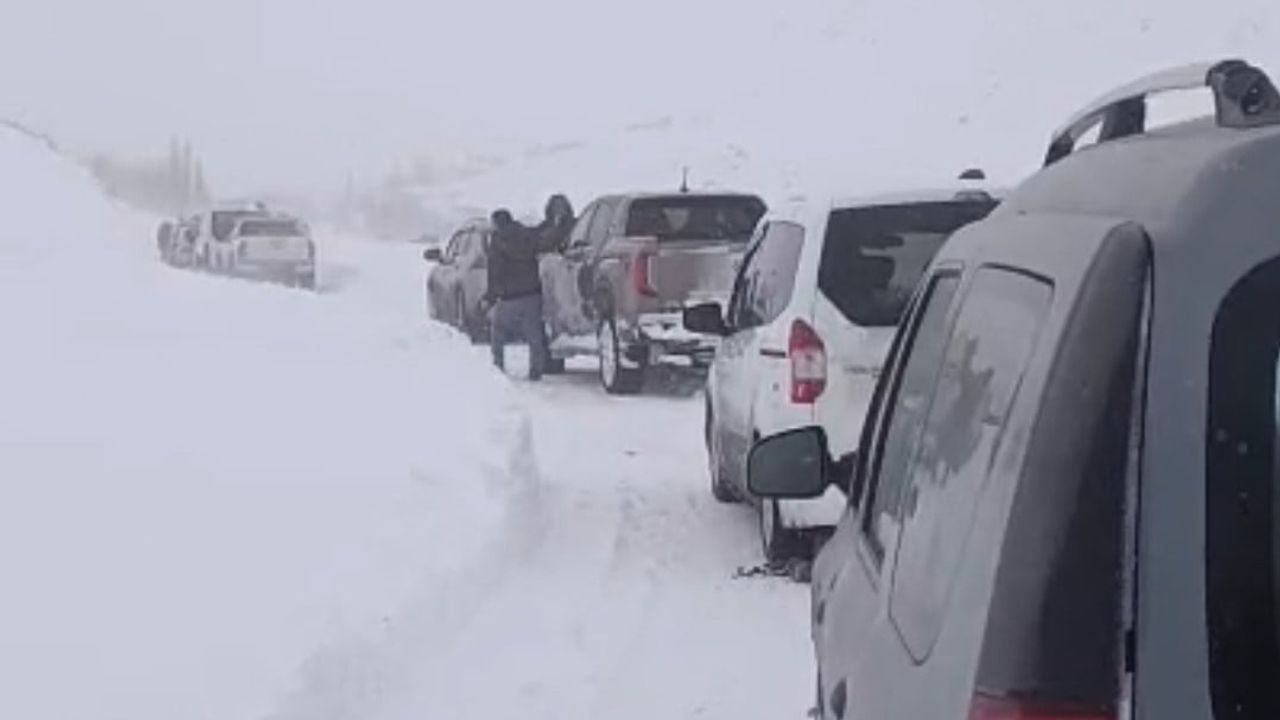 Yüksekova'da tipi ve fırtına 50 aracı mahsur bıraktı