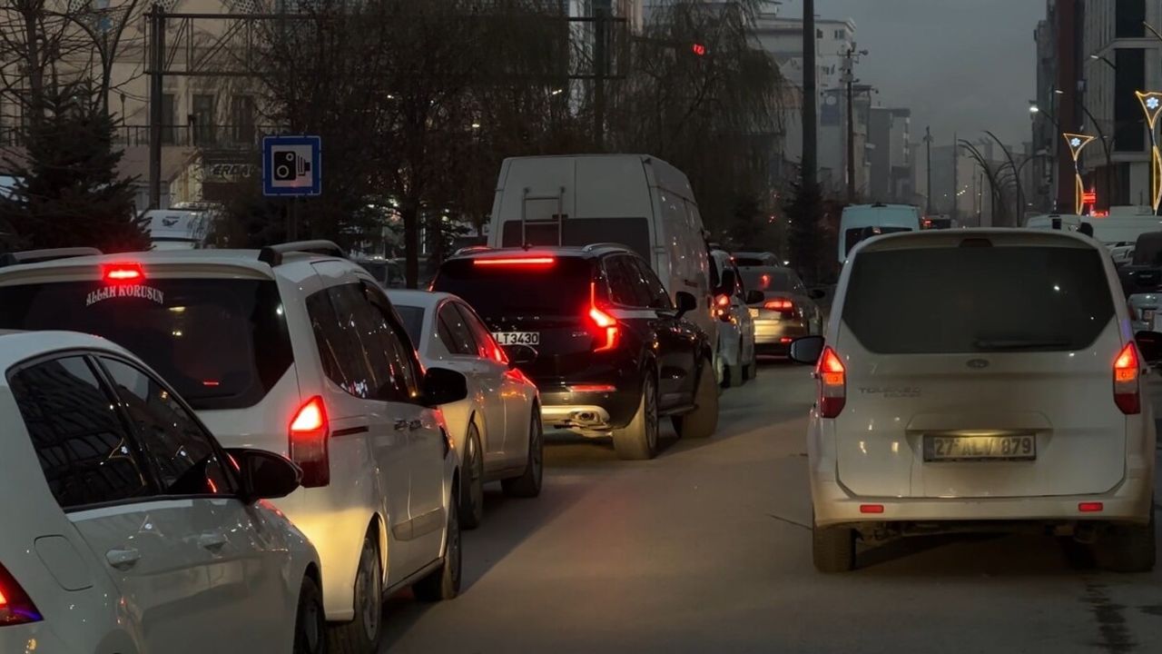 Yüksekova'da trafik yoğunluğu sürücülere zor anlar yaşatıyor