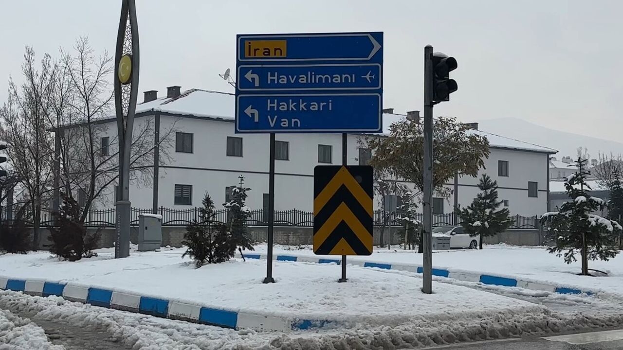 Yüksekova’da yoğun kar yağışı Selahaddin Eyyubi Havalimanı’ndaki seferleri durdurdu