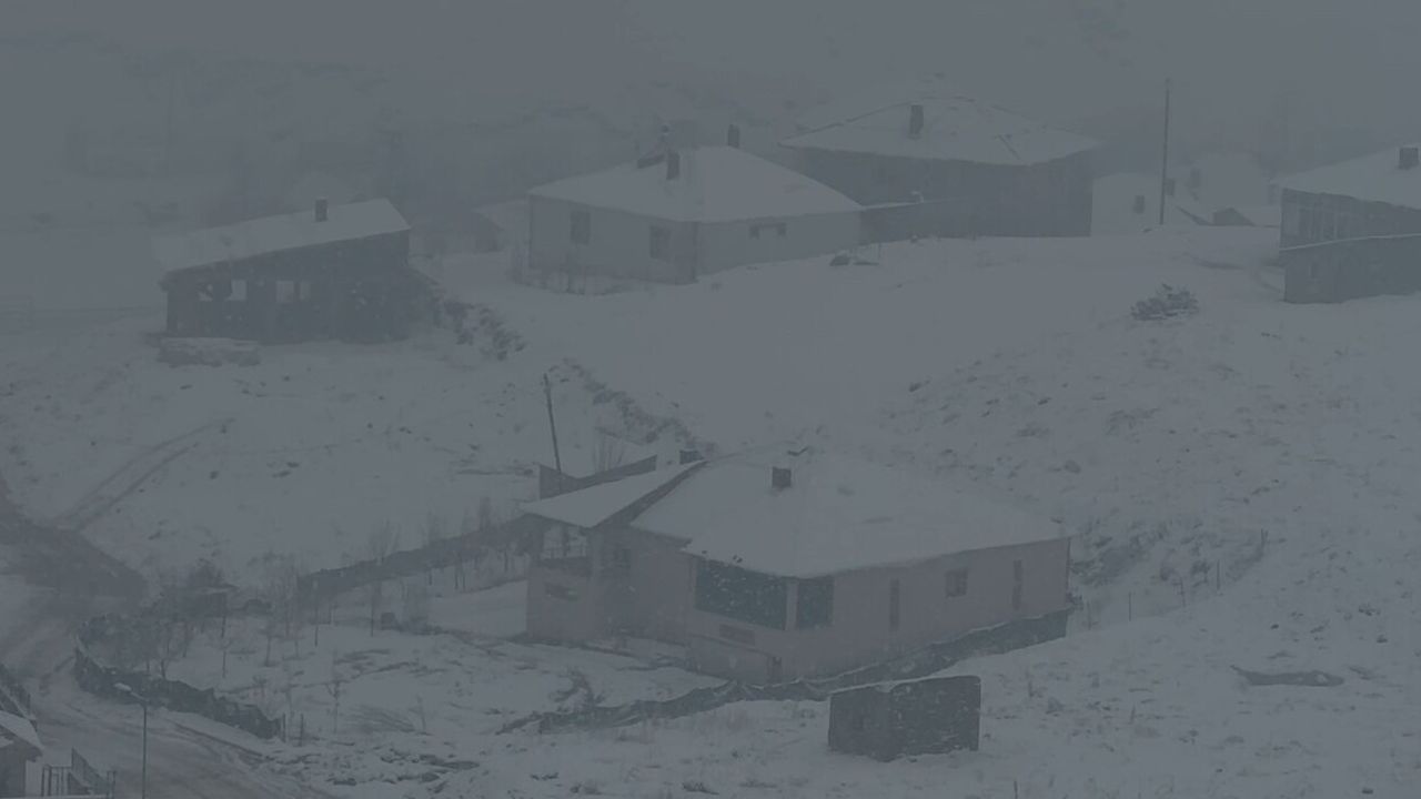 Yüksekova’da yoğun kar yağışı Selahaddin Eyyubi Havalimanı seferlerini durdurdu