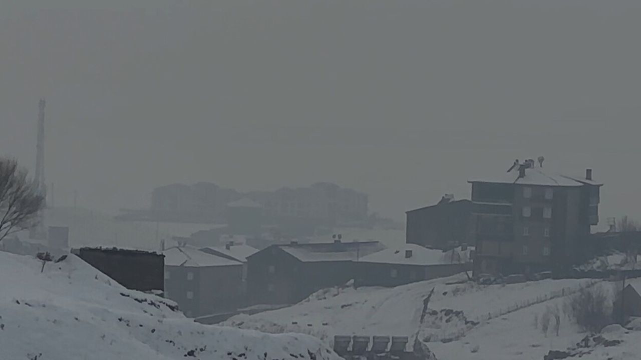 Yüksekova’da yoğun sis uçuşları durdurdu