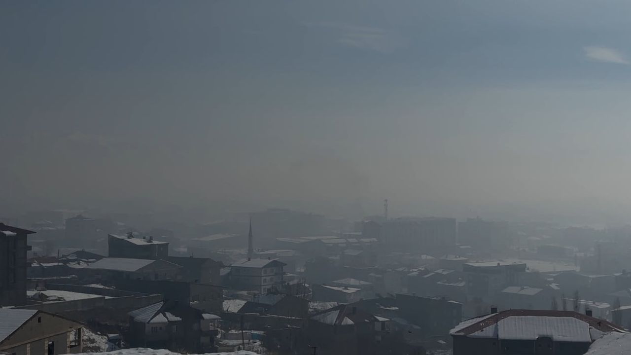 Yüksekova’yı yoğun sis kapladı