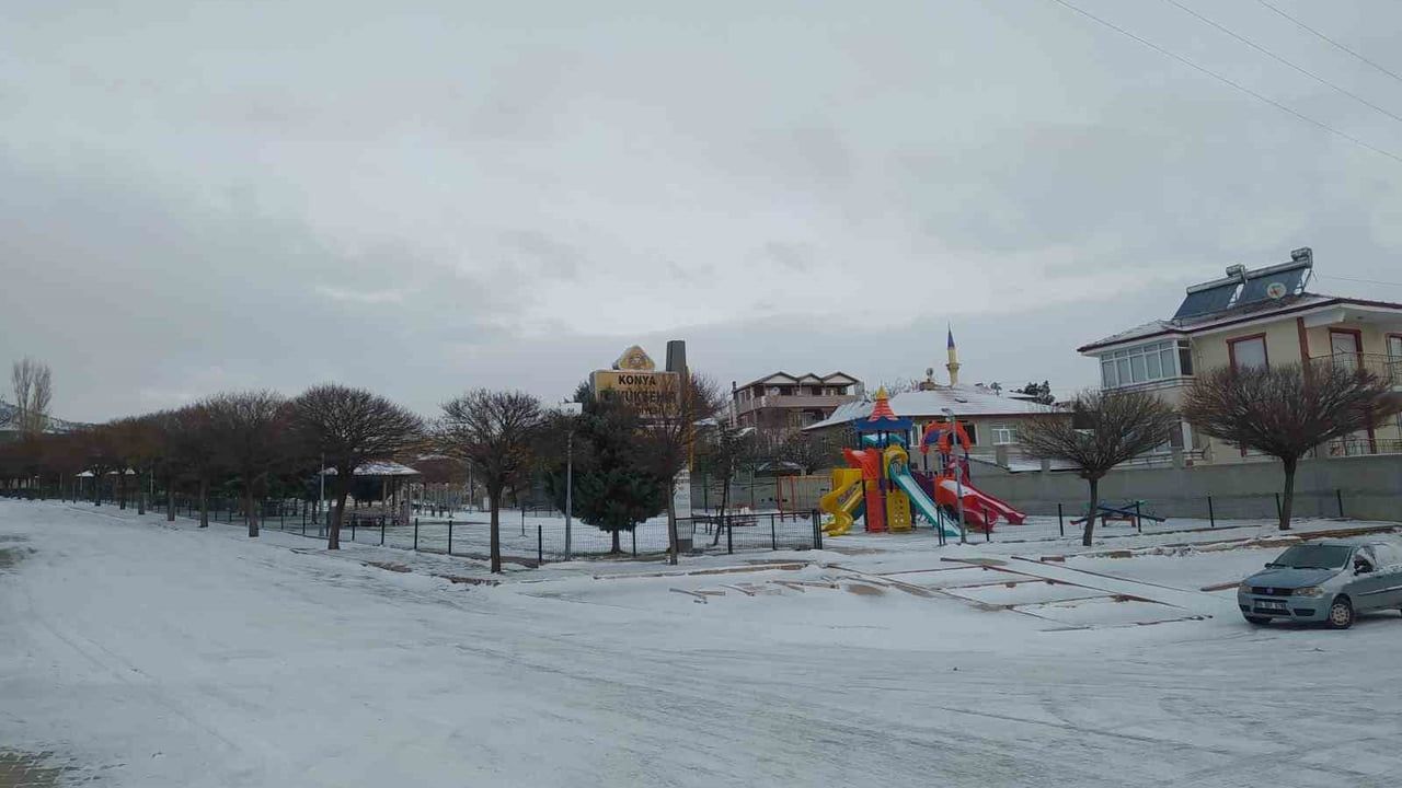 Yunak'ta mevsimin ilk karı ilçeyi beyaza bürüdü