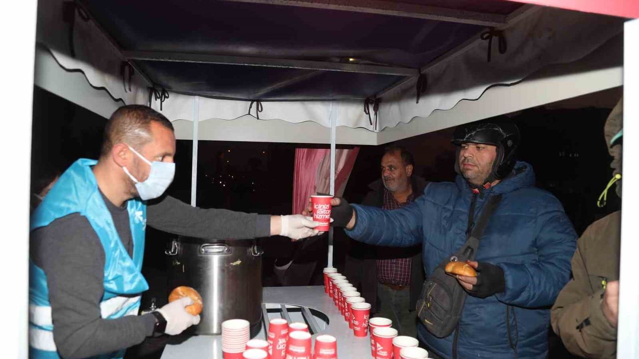 Yüreğir Belediyesi sabah çorba ikramıyla vatandaşların yanında