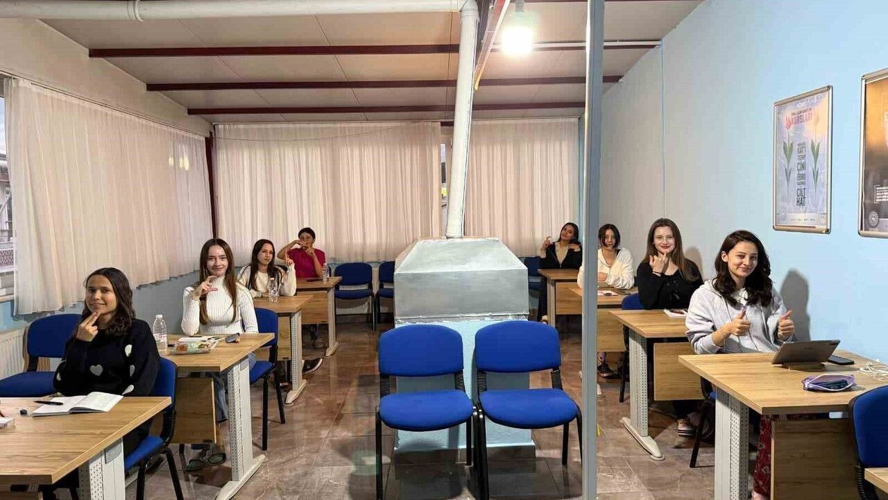 Yurtlardaki öğrenciler işaret dili kursuyla iletişim kapılarını aralıyor
