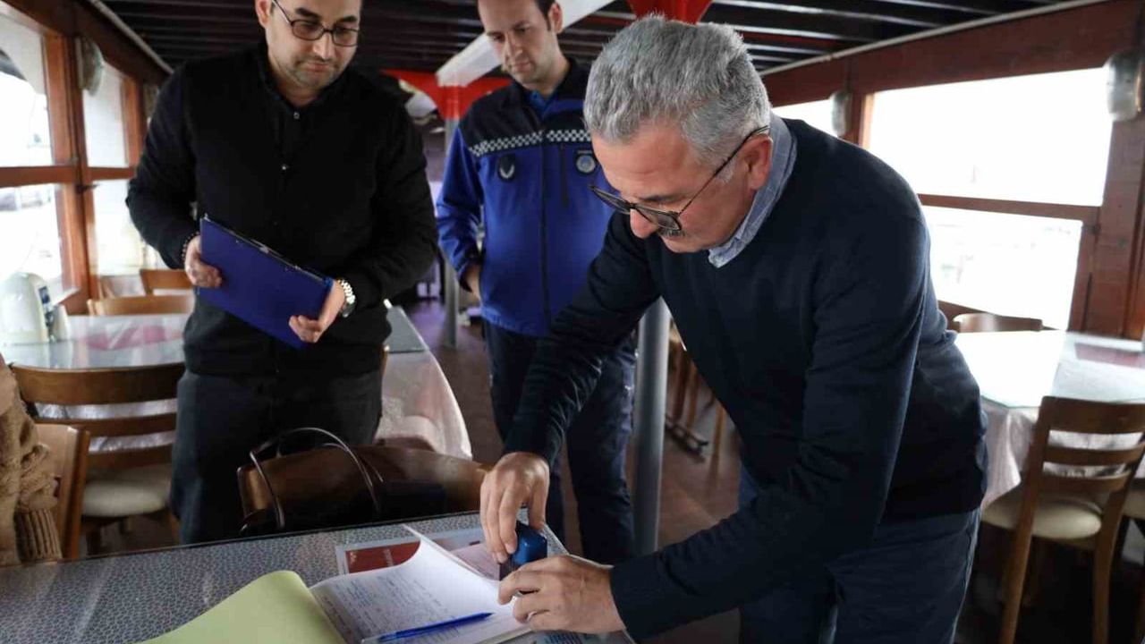 Zabıta İzmit Marina'da yılbaşı öncesi balıkçı teknesi denetimi yaptı