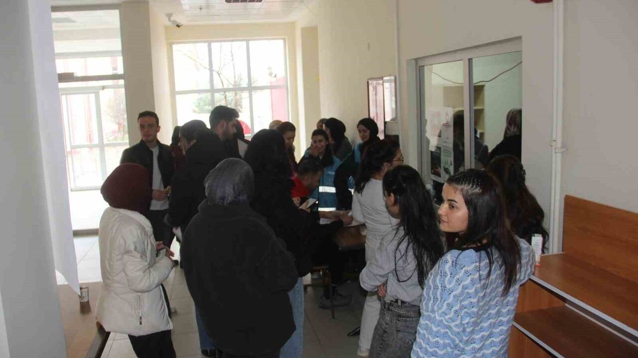 Zara'da üniversiteliler 'Birbirimize Candan Bağlıyız' için kan bağışı yaptı