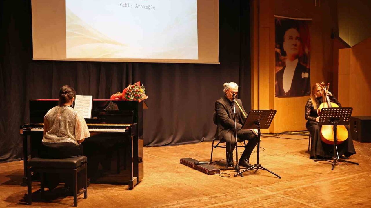 Zefir Zamanı konseri Antalya'da ilgi gördü