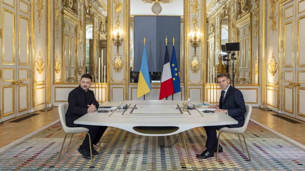 Zelenskiy, Macron ile Elysee'de görüştü