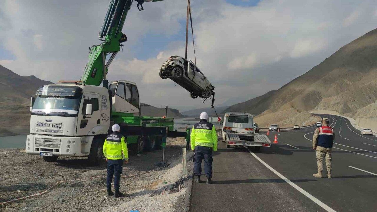 Zernek Barajı’na Uçan Otomobil Çıkarıldı: 3 Gencin Cansız Bedenine Ulaşıldı