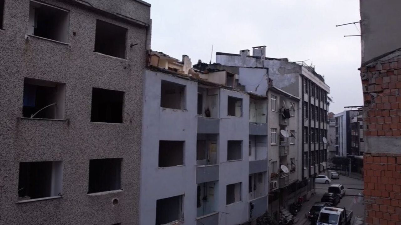 Zeytinburnu'da çatısı çöken bina havadan görüntülendi