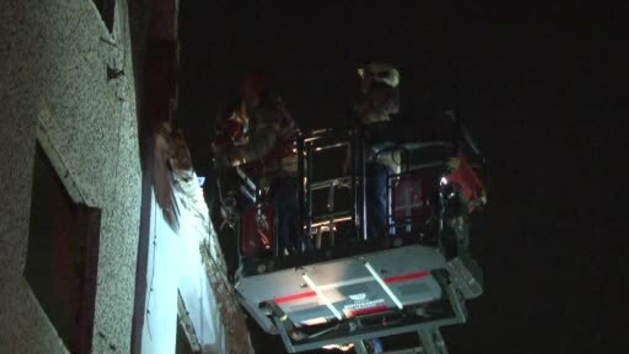 Zeytinburnu'da dönüşümdeki binadan düşen parçalar 3 aracı hurdaya çevirdi