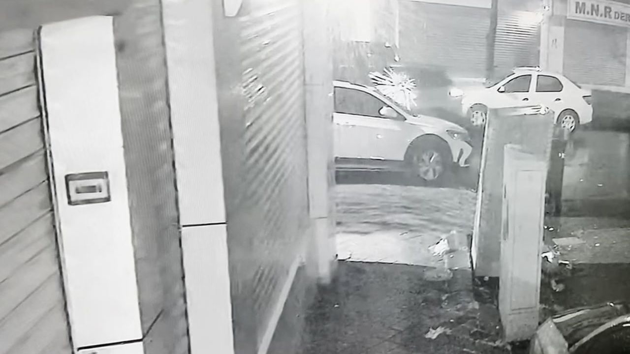 Zeytinburnu'da park halindeki araca silahlı saldırı