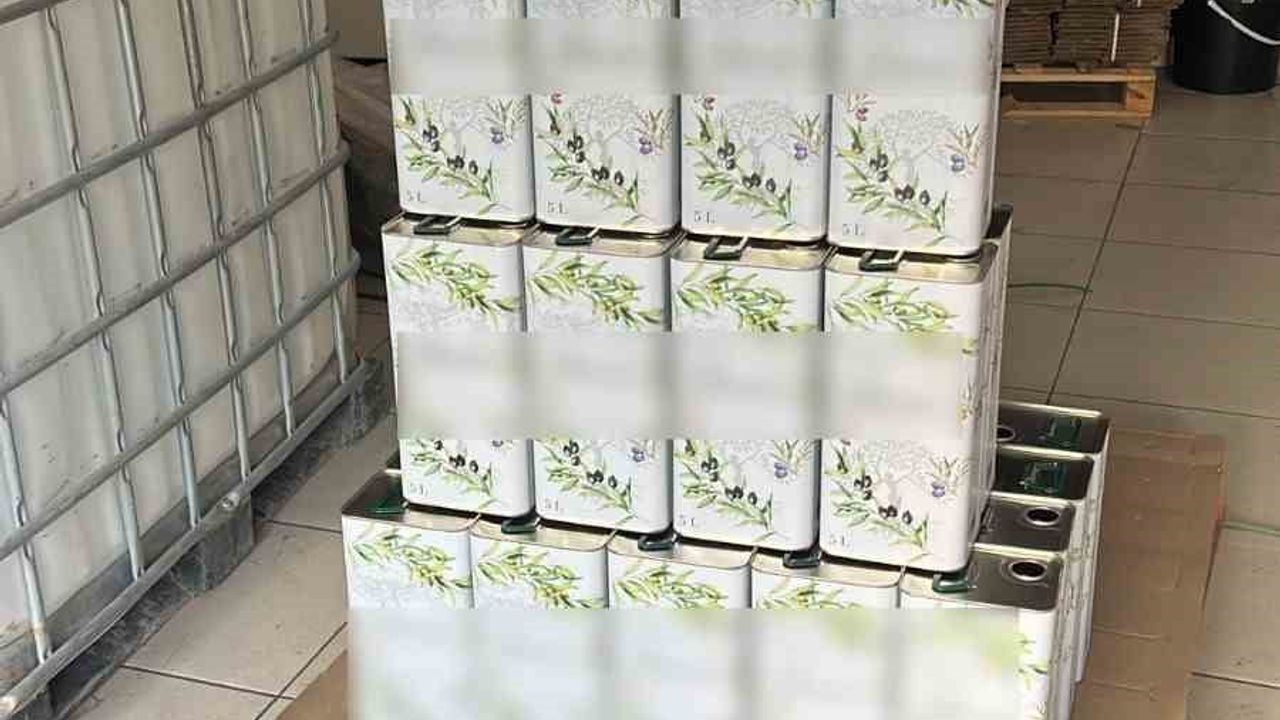Zeytinyağı tenekelerinde saklanan 3 bin litre kaçak alkol ele geçirildi