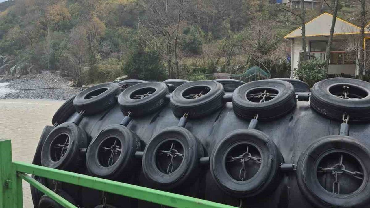 Zonguldak’ta fırtınayla sürüklenen dev usturmaça yaya köprüsünü tehdit etti