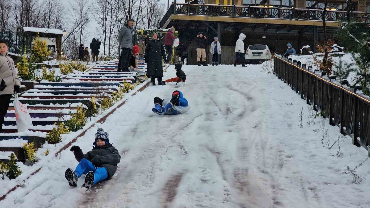 Zonguldak’ta Kar Etkili Oldu — Çocuklar Poşetle Kayarak Eğlendi