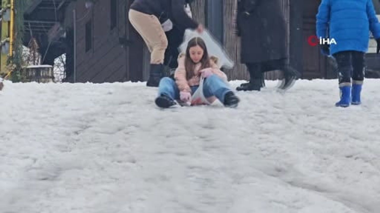 Zonguldak'ta kar yağışı: Çocuklar poşetle kaydı, yollar açıldı