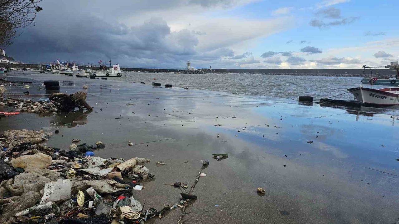 Zonguldak'ta Kozlu Limanı 7 metrelik dalgalar sonucu su altında kaldı