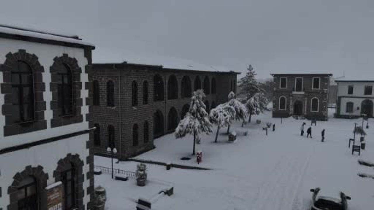 10 bin yıllık Sur karla beyazlandı — Dron görüntüleri