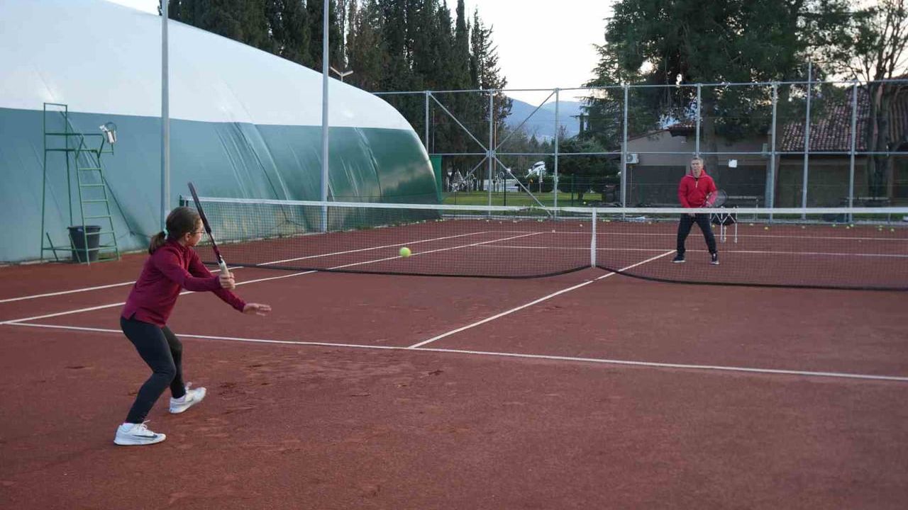 10 yaşındaki Asya Kandemir 12 Yaş Milli Takımına Seçildi — 16 Turnuvayı Set Vermeden Kazandı
