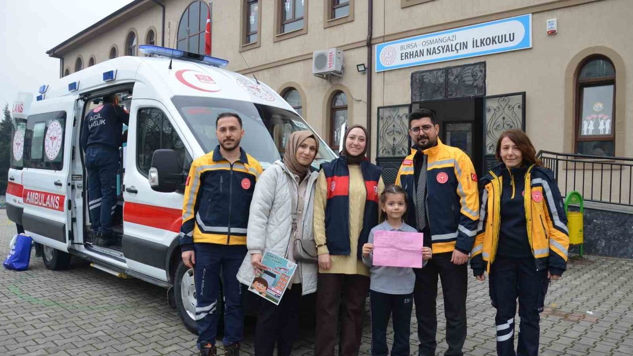 112’den minik Yağmur ve arkadaşlarına karne hediyesi