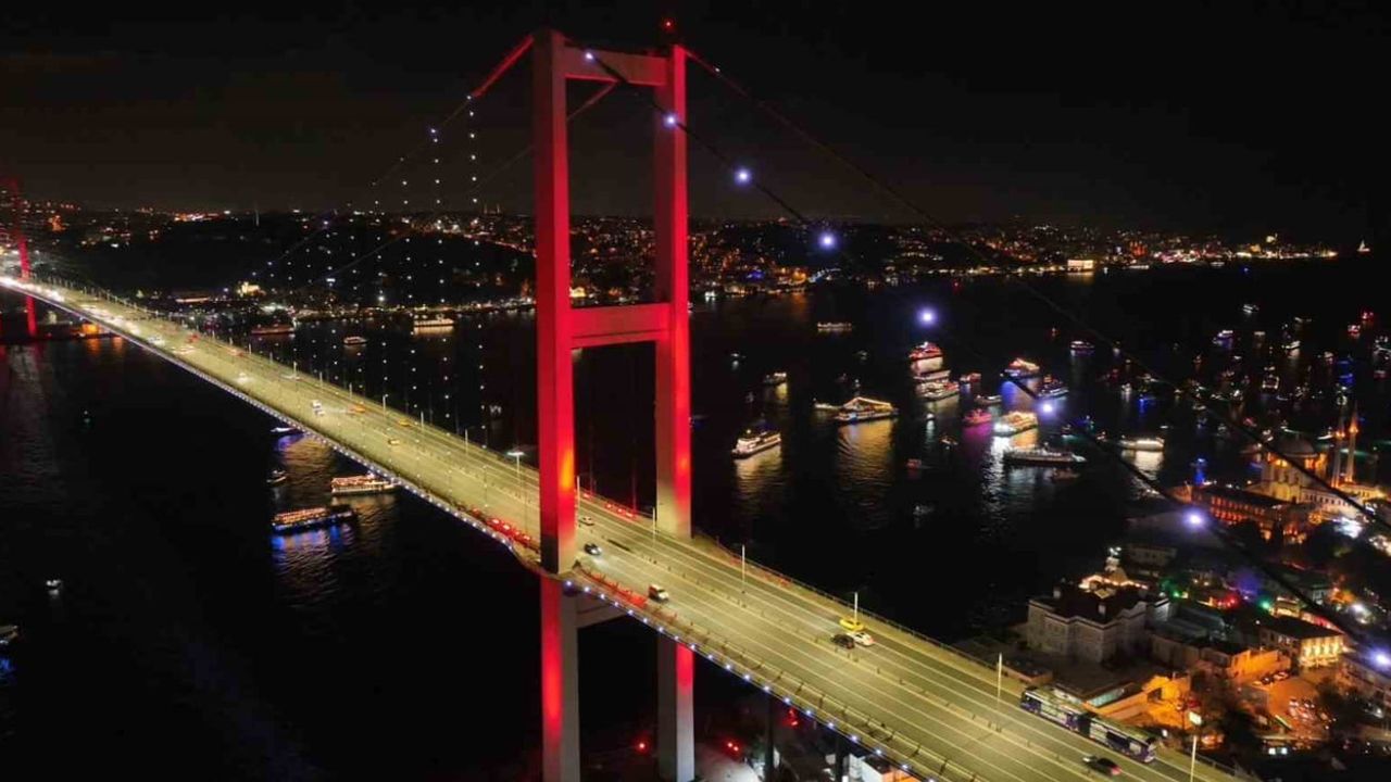 15 Temmuz Şehitler Köprüsü'nde yeni yıl coşkusu havadan görüntülendi