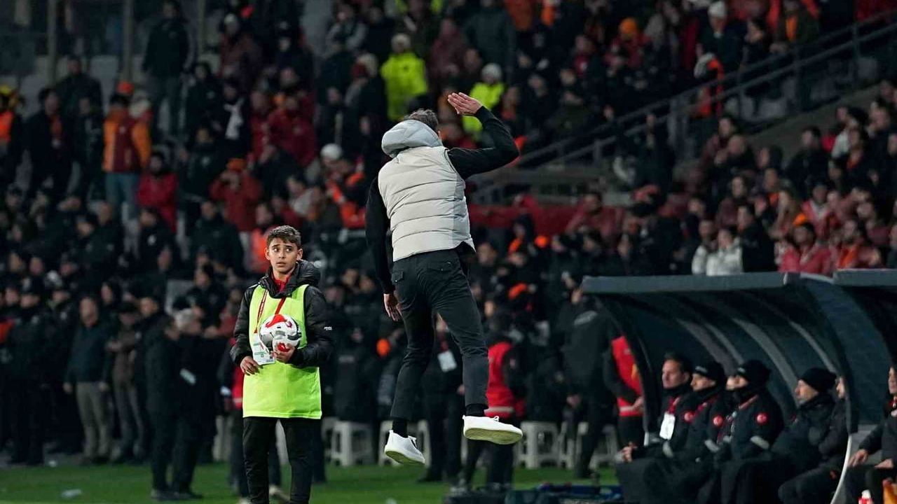 2025 Turkcell Süper Kupa: Fenerbahçe İlk Yarıda 1-0 Önde