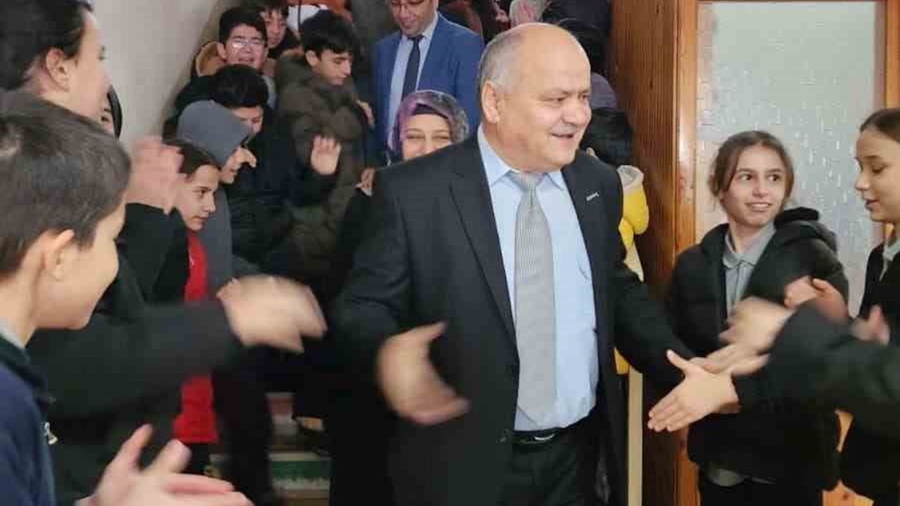 47 Yıllık Eğitimci Muzaffer Ramazan Çaylı Alkışlarla Uğurlandı