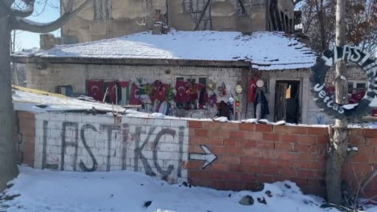 79 yaşındaki atık toplayıcı Çorum'da bulduğu bayrakları temizleyip duvarına asıyor