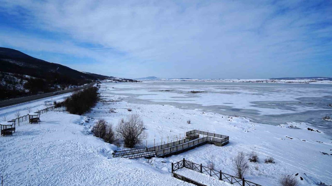 870 hektarlık Ladik Gölü buzla kaplandı, kar yağışı su kaynaklarını canlandırdı