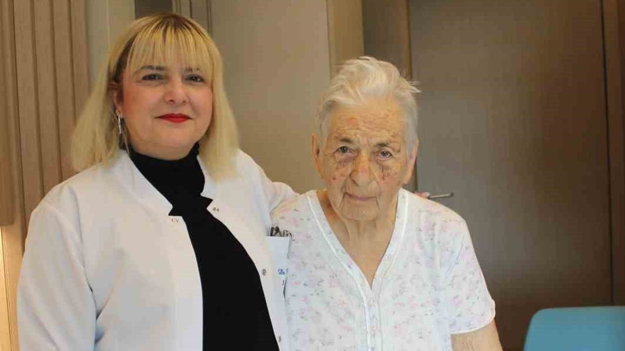 93 yaşındaki Ayten Sincer akut inme tedavisiyle ayağa kalktı
